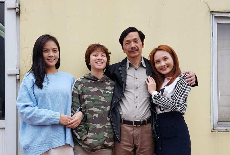 Ba bố con ông Sơn trong bộ phim "Về nhà đi con"