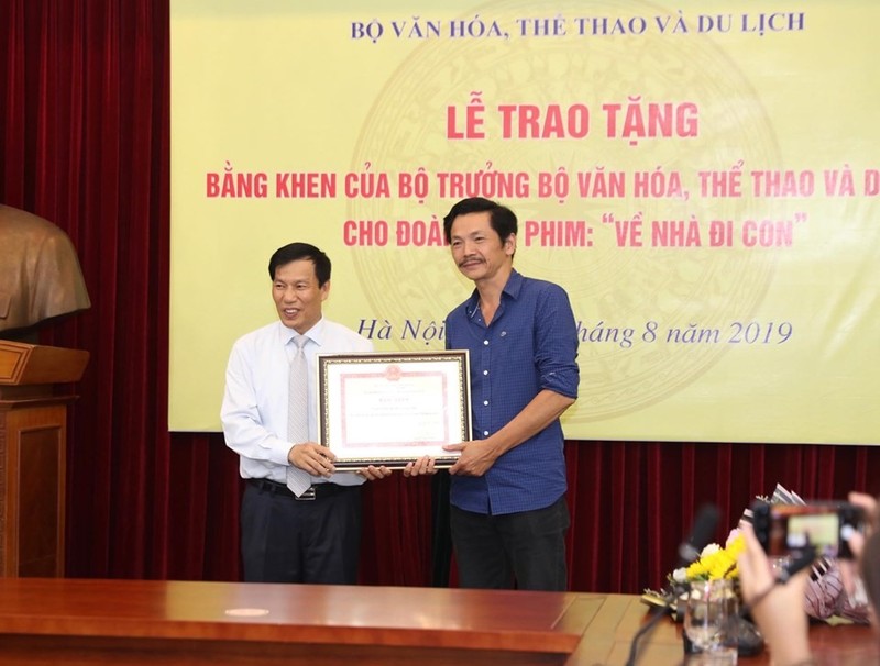NSND Trung Anh nhận Bằng khen từ Bộ trưởng Bộ Văn hóa Thể thao và Du lịch. Ảnh: Lạc Thành.