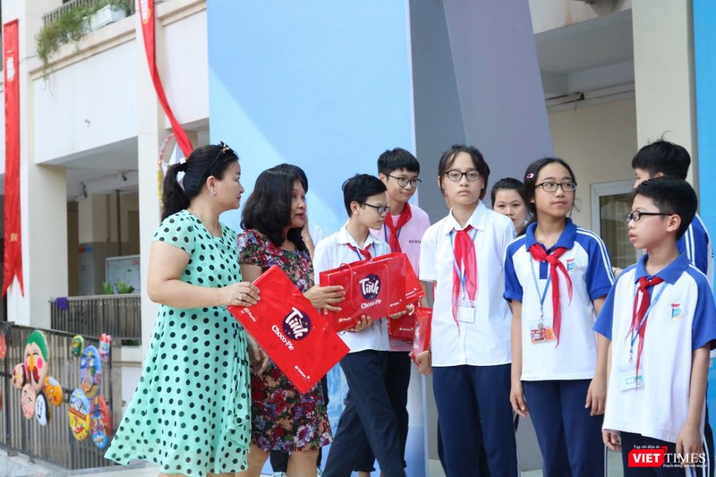 Trao tặng quà cho học sinh có hoàn cảnh khó khăn