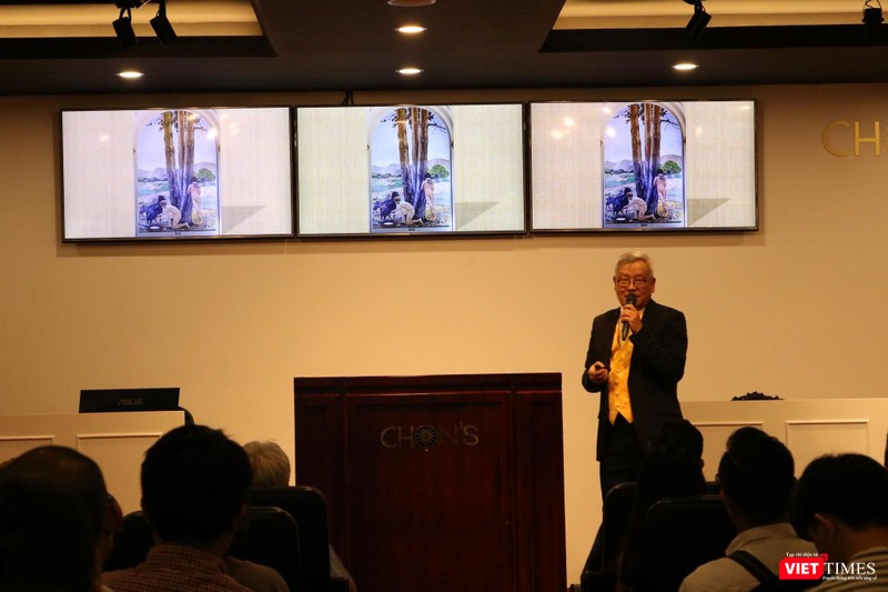 Nhà nghiên cứu Ngô Kim Khôi tại buổi thuyết trình