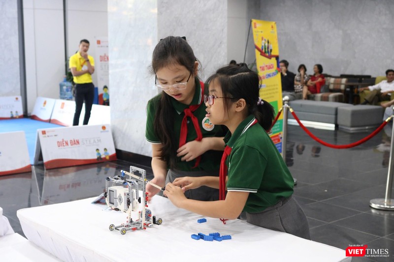 Học sinh với trò chơi "Robot ném còn"