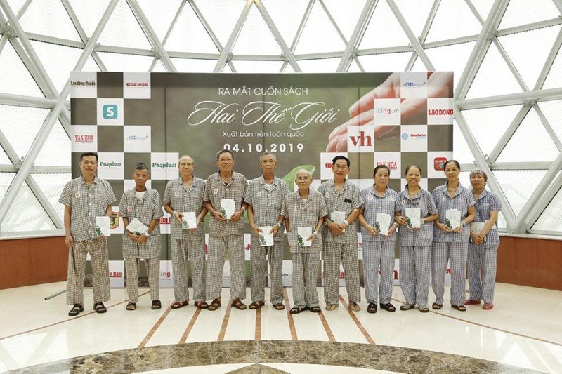 Các bệnh nhân tại lễ ra mắt cuốn sách "Hai thế giới" Các bệnh nhân tại lễ ra mắt cuốn sách "Hai thế giới"