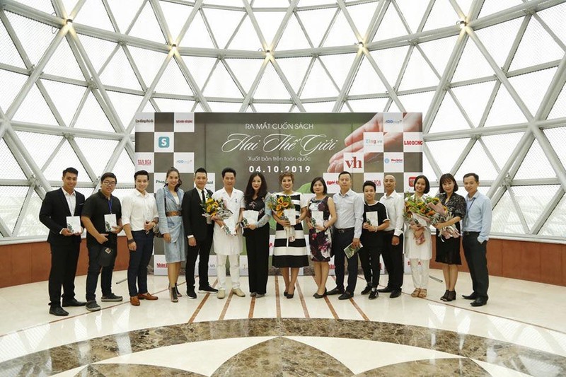 Hôm nay, cuốn sách "Hai thế giới" chính thức được xuất bản trên toàn quốc Hôm nay, cuốn sách "Hai thế giới" chính thức được xuất bản trên toàn quốc