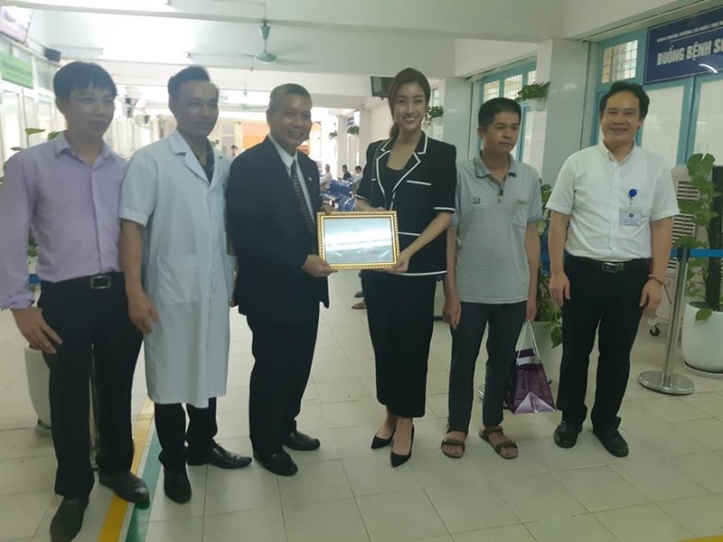 Hoa hậu Đỗ Mỹ Linh trao tặng 300 triệu đồng cho ca ghép tim trẻ em