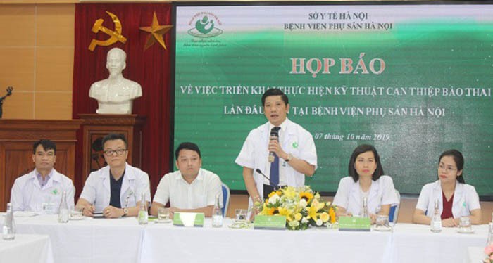 PGS.TS Nguyễn Duy Ánh thông tin đến báo chí về việc bệnh viện thực hiện thành công kỹ thuật cao nhất trong sản khoa hiện nay. Ảnh: An ninh Thủ đô