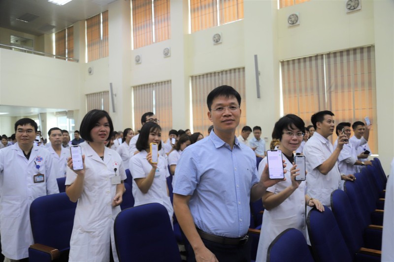 Các cán bộ y tế tại Bệnh vện K cùng nhắn tin ủng hộ bệnh nhân ung thư Các cán bộ y tế tại Bệnh vện K cùng nhắn tin ủng hộ bệnh nhân ung thư