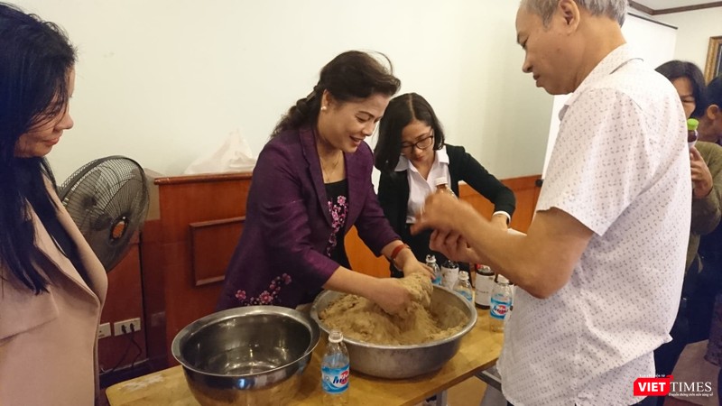 ThS. Lê Thị Khánh Vân thực hành trộn cám gạo cùng vi sinh vật có lợi ThS. Lê Thị Khánh Vân thực hành trộn cám gạo cùng vi sinh vật có lợi