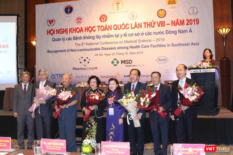 Đại biểu tham dự chụp ảnh lưu niệm tại hội nghị Đại biểu tham dự chụp ảnh lưu niệm tại hội nghị