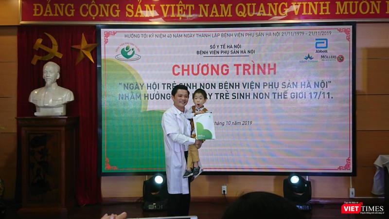 PGS. TS. Nguyễn Duy Ánh – Giám đốc Bệnh viện Phụ sản Hà Nội cùng em bé sinh non được điều trị tại bệnh viện PGS. TS. Nguyễn Duy Ánh – Giám đốc Bệnh viện Phụ sản Hà Nội cùng em bé sinh non được điều trị tại bệnh viện