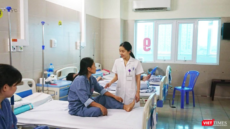 Bác sĩ thăm khám cho bệnh nhân. Ảnh: Minh Thúy Bác sĩ thăm khám cho bệnh nhân. Ảnh: Minh Thúy