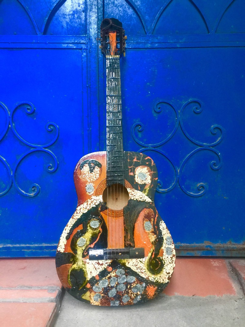 Đàn ghi ta sơn mài - Họa sĩ Nguyễn Hồng Phượng Đàn ghi ta sơn mài - Họa sĩ Nguyễn Hồng Phượng