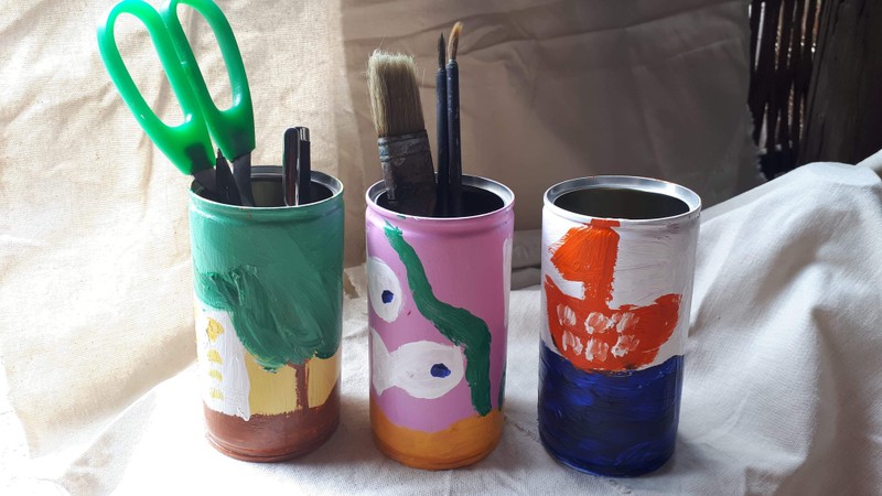 Lọ cắm bút từ ống cháo của các học viên nhí thuộc Câu lạc bộ vẽ Sắc Xuân Lọ cắm bút từ ống cháo của các học viên nhí thuộc Câu lạc bộ vẽ Sắc Xuân