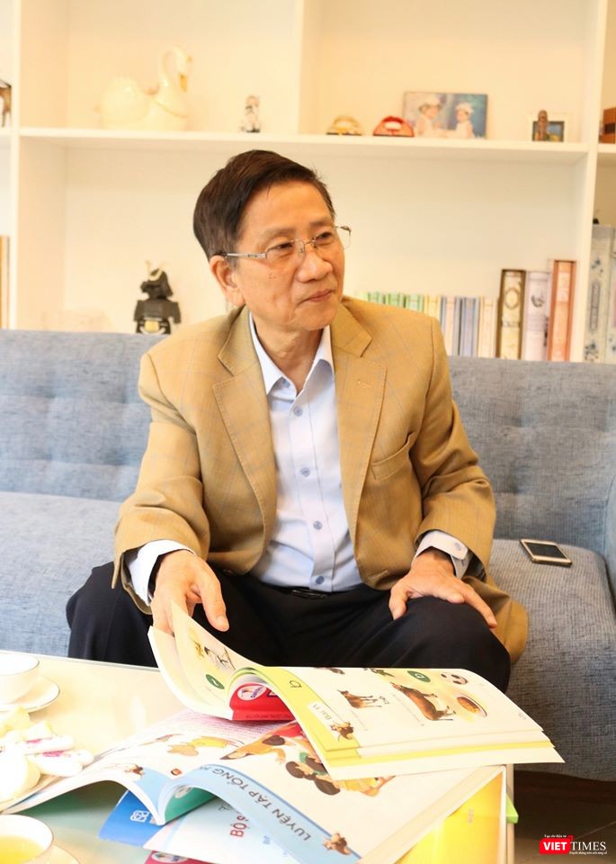 GS. Nguyễn Minh Thuyết cùng cuốn sách giáo khoa Tiếng Việt 1 GS. Nguyễn Minh Thuyết cùng cuốn sách giáo khoa Tiếng Việt 1