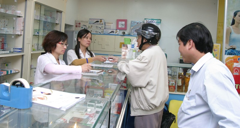 Người dân mua thuốc Người dân mua thuốc