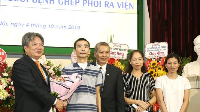 Bệnh viện Hữu nghị Việt Đức chúc mừng bệnh nhân ghép phổi thứ 2 ra viện vào hôm 4/10