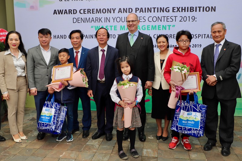 Bé Nguyễn Khánh Linh (đứng giữa) được trao giải đặc biệt Bé Nguyễn Khánh Linh (đứng giữa) được trao giải đặc biệt