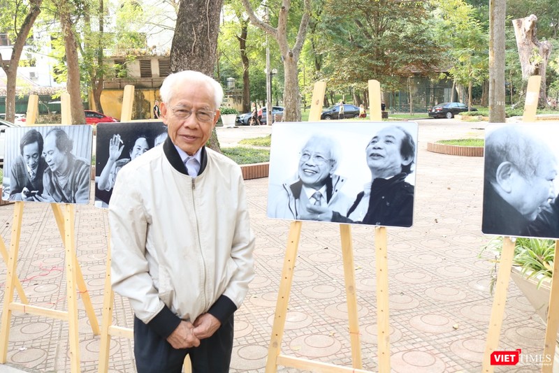 GS. Hồ Ngọc Đại bên bức ảnh chụp cùng nhà thơ, nhạc sĩ Nguyễn Trọng Tạo