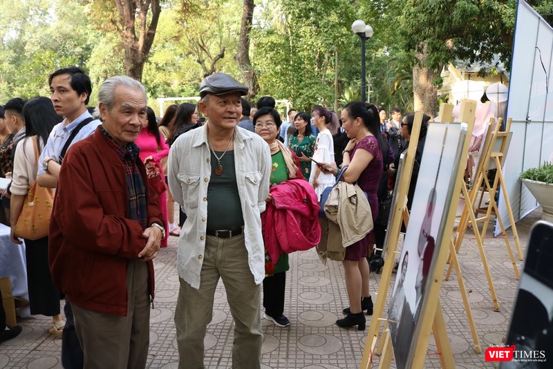 Từ sớm đã có rất nhiều người đến triển lãm