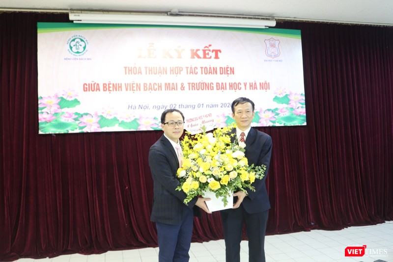 Đại diện Bệnh viện Bạch Mai và Trường Đại học Y Hà Nội chụp ảnh lưu niệm Đại diện Bệnh viện Bạch Mai và Trường Đại học Y Hà Nội chụp ảnh lưu niệm
