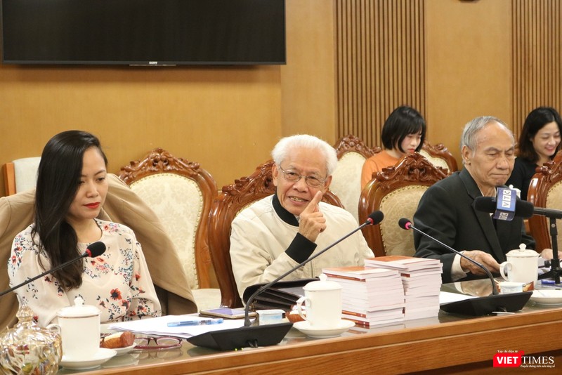 GS. Hồ Ngọc Đại trao đổi tại buổi gặp gỡ, đối thoại với Bộ GD&ĐT