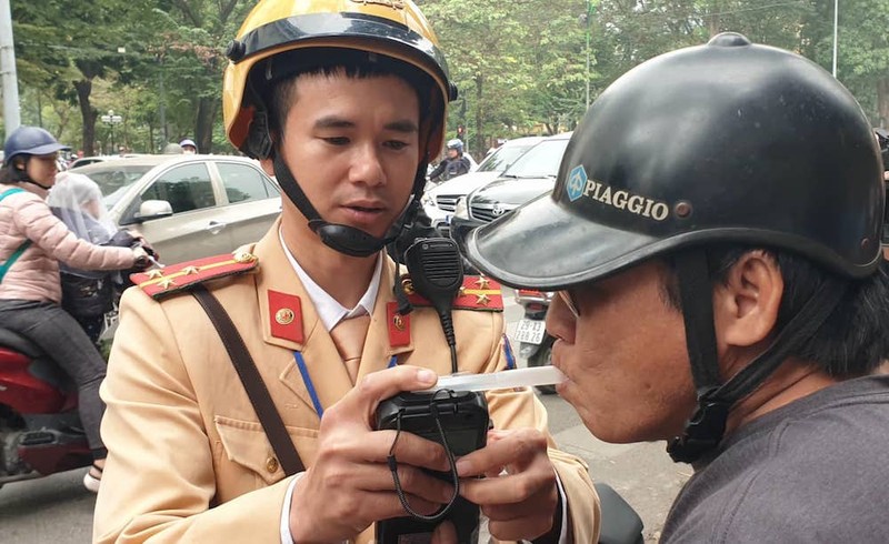 Cảnh sát giao thông đo nồng độ cồn. Ảnh: Internet Cảnh sát giao thông đo nồng độ cồn. Ảnh: Internet