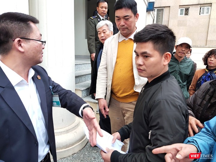 Nhân viên bảo vệ ký túc xá Học viện báo chí và Tuyên truyền làm thủ tục tham dự phiên tòa. Ảnh: Minh Thúy Nhân viên bảo vệ ký túc xá Học viện báo chí và Tuyên truyền làm thủ tục tham dự phiên tòa. Ảnh: Minh Thúy