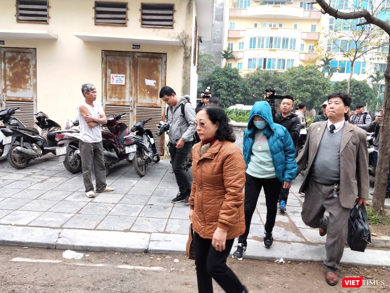 Bị cáo Nguyễn Bích Quy (áo xanh) vội vã đến tham dự phiên tòa. Ảnh: Minh Thúy Bị cáo Nguyễn Bích Quy (áo xanh) vội vã đến tham dự phiên tòa. Ảnh: Minh Thúy