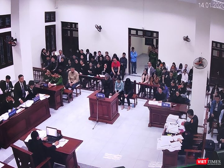 Các bị cáo nói lời sau cùng tại phiên tòa. Ảnh: Minh Thúy