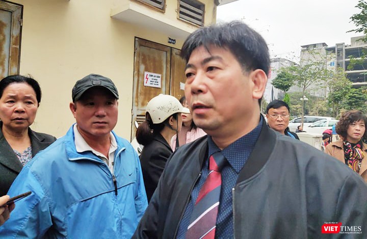 Luật sư Nguyễn Thanh Sơn (áo đen đeo cà vạt đỏ) - người bào chữa cho bị cáo Nguyễn Bích Quy. Ảnh: Minh Thúy