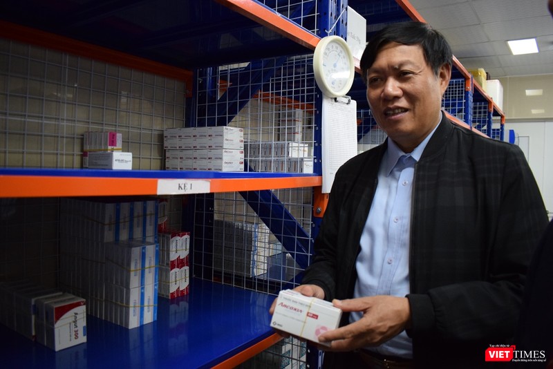 Thứ trưởng kiểm tra chất lượng thuốc tại Bệnh viện Bạch Mai. Ảnh: Chi Lê Thứ trưởng kiểm tra chất lượng thuốc tại Bệnh viện Bạch Mai. Ảnh: Chi Lê