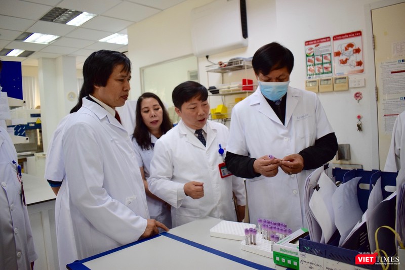 Thứ trưởng Bộ Y tế kiểm tra công tác chuẩn bị tại khu vực labo xét nghiệm Bệnh viện Bệnh Nhiệt đới Trung ương. Ảnh: Chi Lê Thứ trưởng Bộ Y tế kiểm tra công tác chuẩn bị tại khu vực labo xét nghiệm Bệnh viện Bệnh Nhiệt đới Trung ương. Ảnh: Chi Lê
