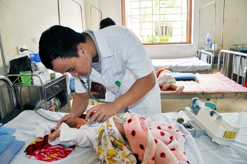 Bác sĩ chăm sóc cho bệnh nhi. Ảnh: Bệnh viện Sản nhi Quảng Ninh Bác sĩ chăm sóc cho bệnh nhi. Ảnh: Bệnh viện Sản nhi Quảng Ninh
