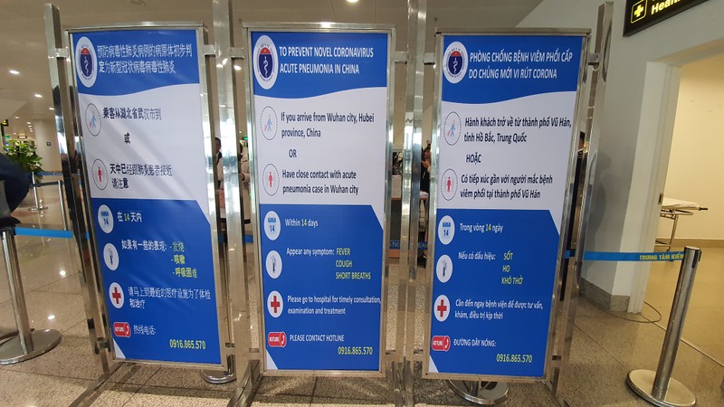 Hướng dẫn phòng, chống bệnh viêm phổi cấp tại cửa khẩu sân bay quốc tế Nội Bài. Ảnh: Bộ Y tế Hướng dẫn phòng, chống bệnh viêm phổi cấp tại cửa khẩu sân bay quốc tế Nội Bài. Ảnh: Bộ Y tế