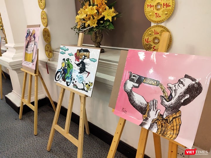 Một số bức tranh biếm họa được trưng bày tại hội nghị. Ảnh: Minh Thúy Một số bức tranh biếm họa được trưng bày tại hội nghị. Ảnh: Minh Thúy