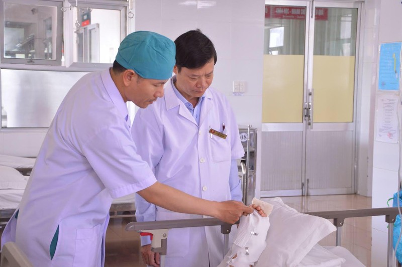 Bác sĩ xem xét tình hình cánh tay bệnh nhân Q. được nối liền sau phẫu thuật. Ảnh: Bệnh viện Phong – Da liễu Trung ương Quy Hòa