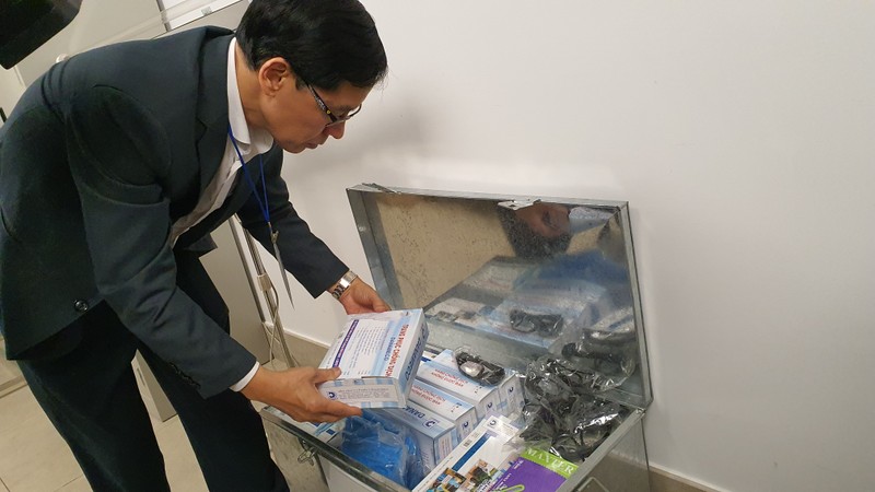 Phó Cục trưởng Cục Y tế dự phòng, Bộ Y tế kiểm tra thuốc tại cửa khẩu sân bay quốc tế Nội Bài. Ảnh: Bộ Y tế