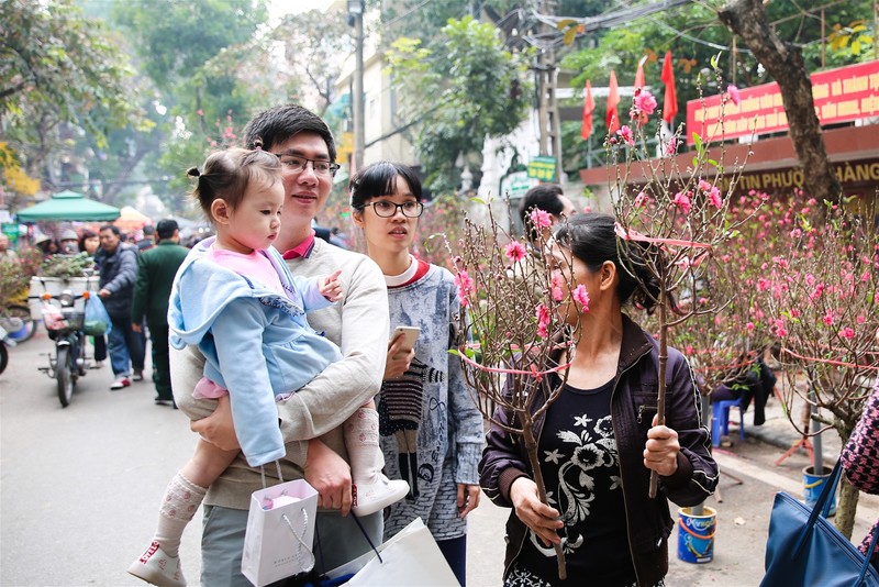 Cha mẹ có thể tranh thủ dạy con kỹ năng mềm khi đi chợ tết. Ảnh: Internet