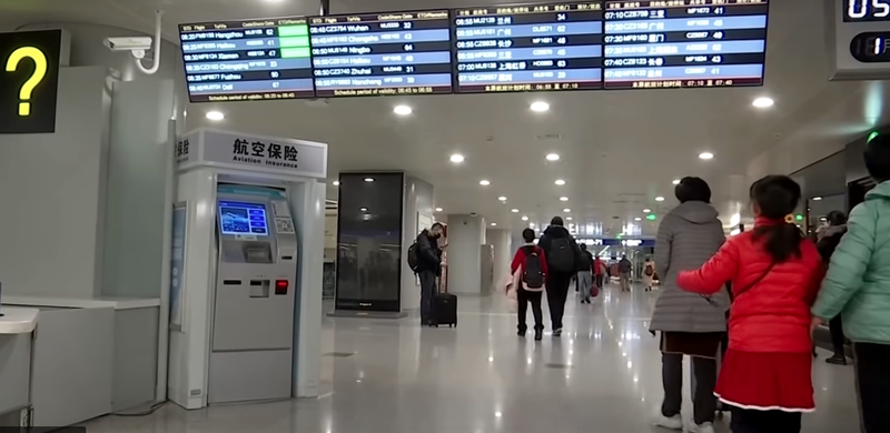 Hành khách tại sân bay Trung Quốc. Ảnh: ST