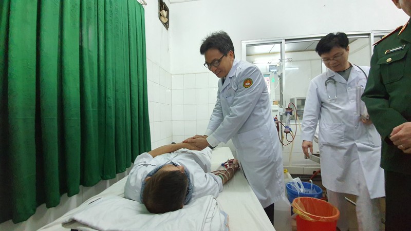 Phó Thủ tướng động viên bệnh nhân tại Khoa Thận, lọc máu và Khoa Hồi sức tích cực. Ảnh: Bộ Y tế