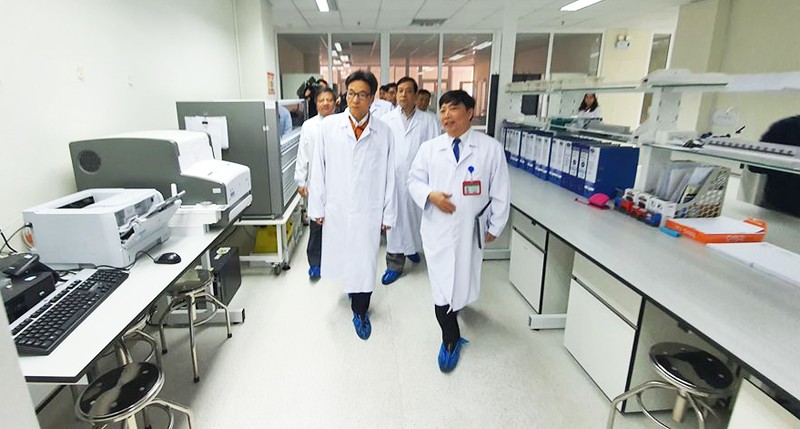 Phó Thủ tướng Vũ Đức Đam kiểm tra công tác phòng, chống dịch bệnh tại Bệnh viện Bệnh Nhiệt đới Trung ương cơ sở 2. Ảnh: Bộ Y tế