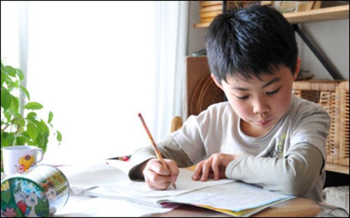 Trẻ học bài. Ảnh: Internet