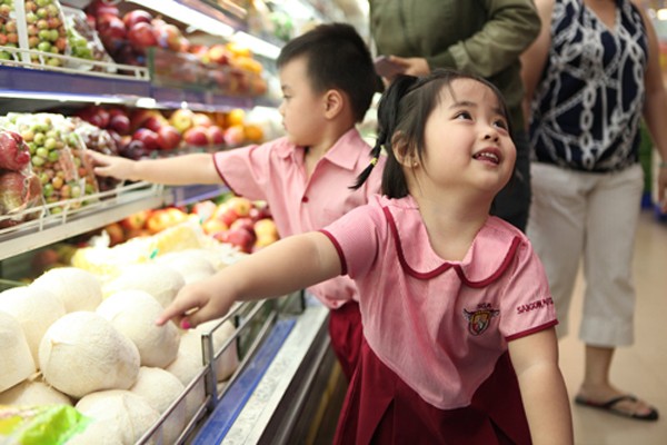 Cha mẹ nên đưa con cùng đi mua sắm. Ảnh: Internet