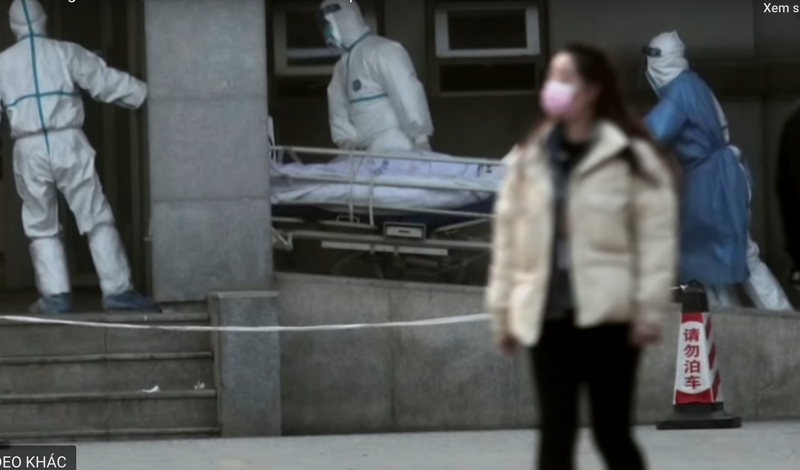 Nhân viên y tế vội vã đưa bệnh nhân đi cấp cứu. Ảnh: ST