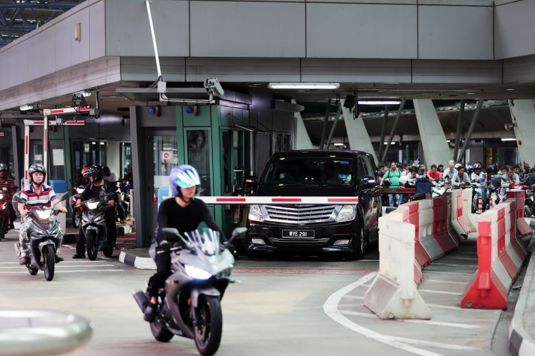 Trước khi làm thủ tục, khách du lịch phải đo nhiệt độ để kiểm tra. Ảnh: KELVIN CHNG