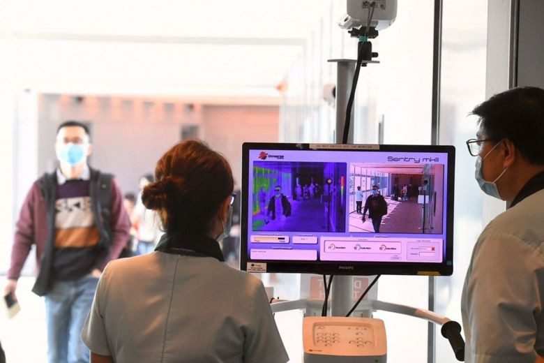 Hành khách đến Nhà ga số 3 của Sân bay Changi từ chuyến bay Hàng Châu đi qua máy quét nhiệt. Ảnh: DESMOND FOO