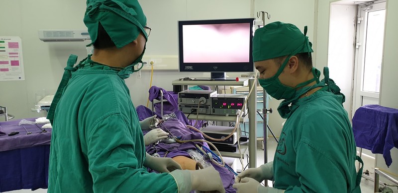 Kíp mổ nội soi cho bệnh nhân. Ảnh: Bệnh viện Sản Nhi Quảng Ninh