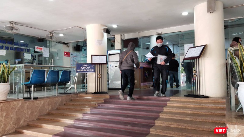 Từ sáng, rất đông người dân đã đến Bệnh viện Bệnh Nhiệt đới Trung ương để khám bệnh. Ảnh: Minh Thúy