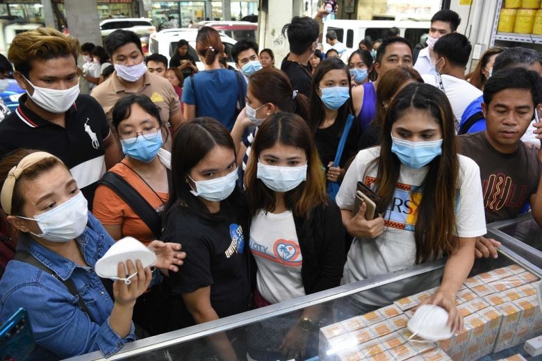 Người dân chen lấn mua khẩu trang. Ảnh: AFP