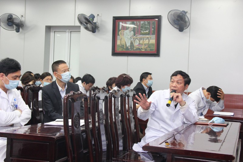 PGS.TS. Nguyễn Văn Thường – Giám đốc Bệnh viện Da liễu Trung ương chỉ đạo công tác phòng chống dịch bệnh viêm phổi cấp do chủng mới của virus Corona. Ảnh: Lê Vinh PGS.TS. Nguyễn Văn Thường – Giám đốc Bệnh viện Da liễu Trung ương chỉ đạo công tác phòng chống dịch bệnh viêm phổi cấp do chủng mới của virus Corona. Ảnh: Lê Vinh