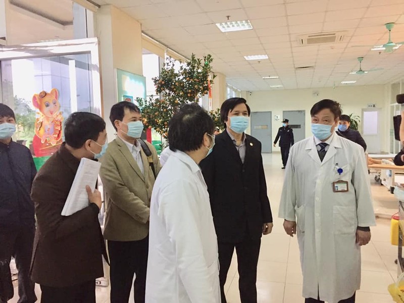 Đoàn công tác của Bộ Y tế kiểm tra công tác khám, chữa bệnh cho bệnh nhân tại Bệnh viện Bệnh nhiệt đới Trung ương. Ảnh: Lê Hảo